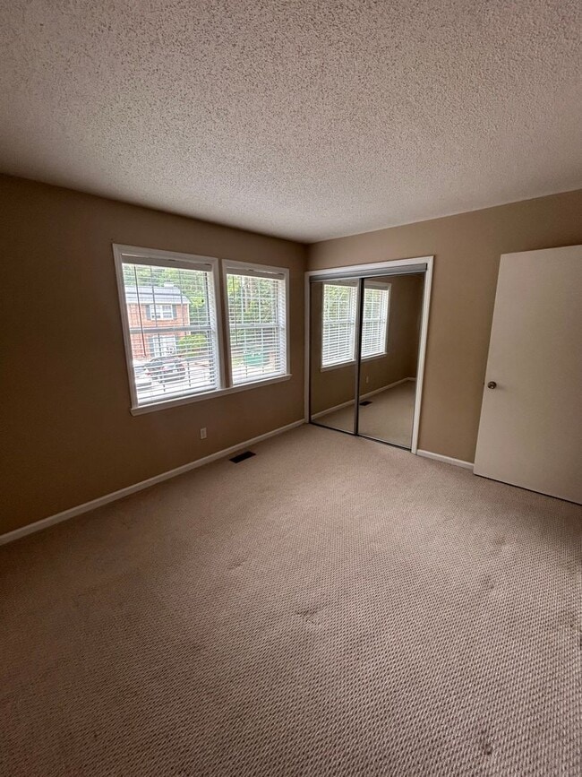 Building Photo - 2 Bedroom Townhome Available now!