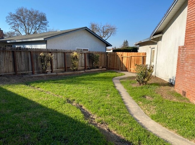 Building Photo - 3 bedroom single story located in an estab...