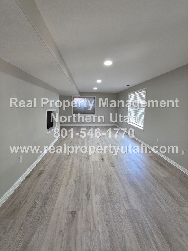 Building Photo - Updated 5 Bed 5 Bath Layton House Available!