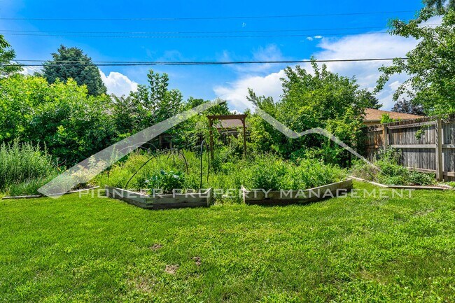 Building Photo - Charming Updated home with Garage and Cent...