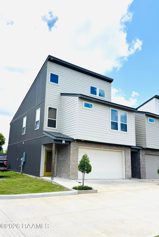 Building Photo - 512 Highland Oaks Ln