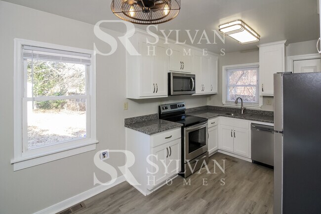 Building Photo - Classic amenities with modern convenience