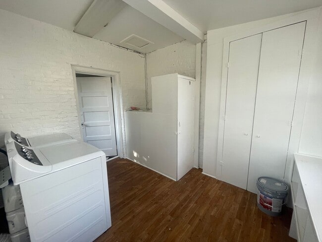 Building Photo - Brick 3 Bedroom Bungalow Available Now!