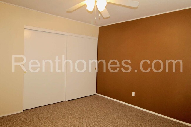 Building Photo - 11093 Madrigal St