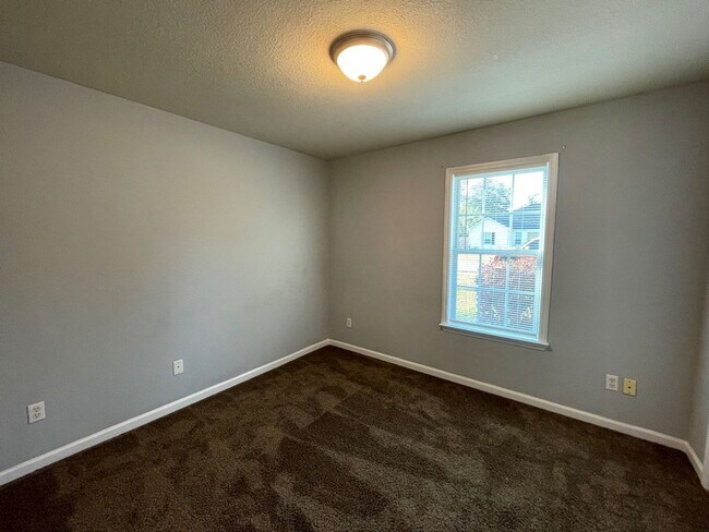 Building Photo - Comfortable 3-Bedroom Home with Open Layout