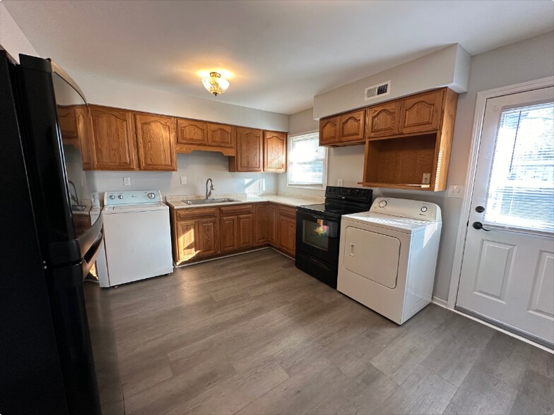 Building Photo - 3009 Greenbelt Dr