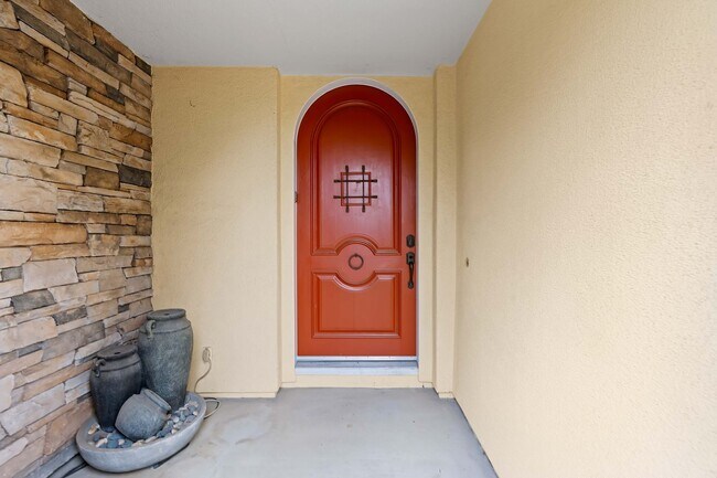 Building Photo - Spacious 3 Bedroom, 3 Bathroom Home with P...