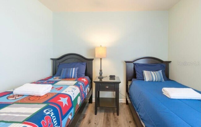 Building Photo - 8121 Fan Palm Way