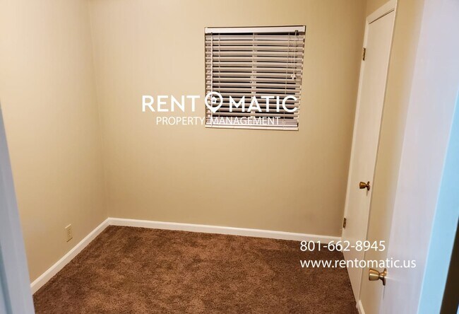 Building Photo - 1207 E Gaylene Cir