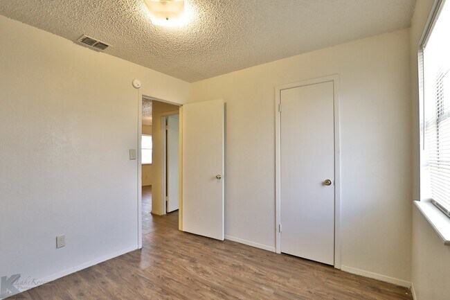 Building Photo - Adorable 2 bedroom apartment!