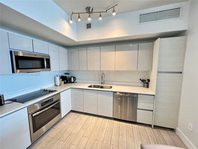 Building Photo - 2600 E Hallandale Beach Blvd