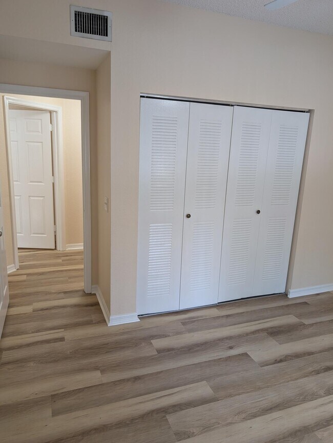 Building Photo - 350 Crestwood Cir