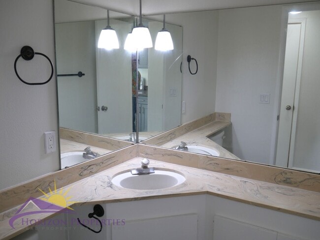 Building Photo - 3 Bed 2.5 Bath 1,380 sqft Townhome in Carm...