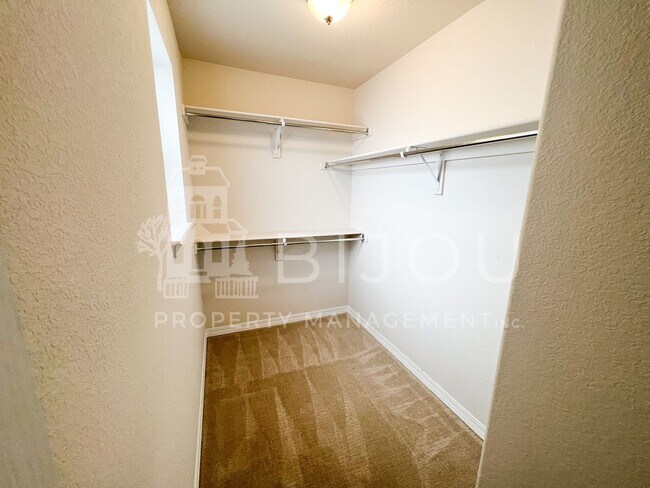 Building Photo - 1167 Solitaire St