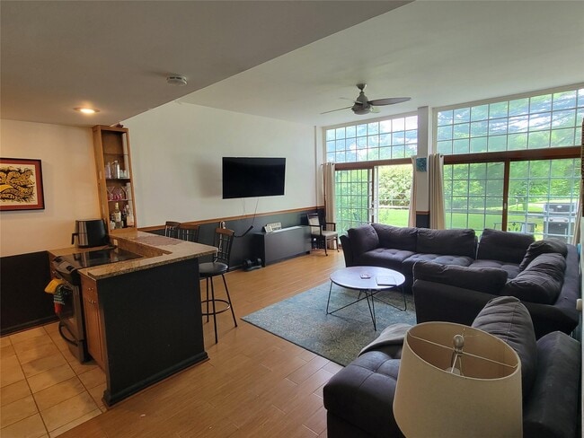 Building Photo - 1402 Villa Dr