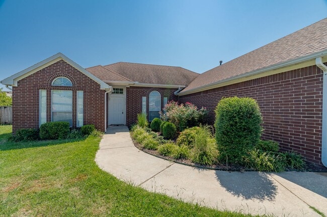 Building Photo - 3 Bedroom 2 Bath Beautiful West Fayetteville home!! Great Location, Great yard!!