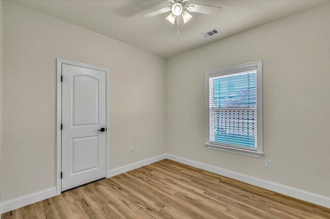 Building Photo - Completely Renovated 4 Bed/2 Bath in White...