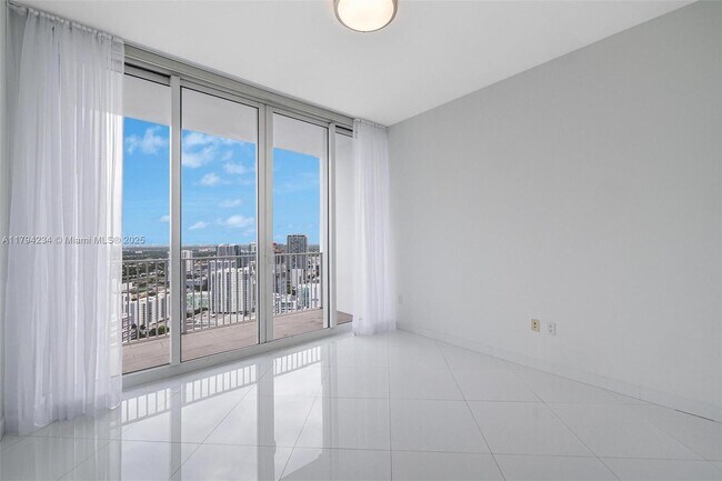 Building Photo - 2020 N Bayshore Dr