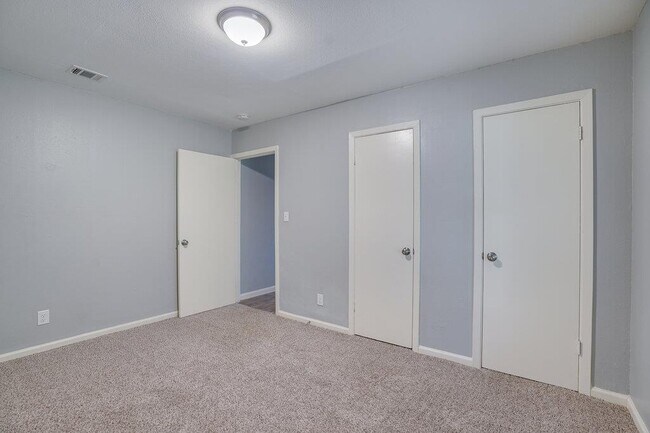 Building Photo - 304 John N Garner Cir