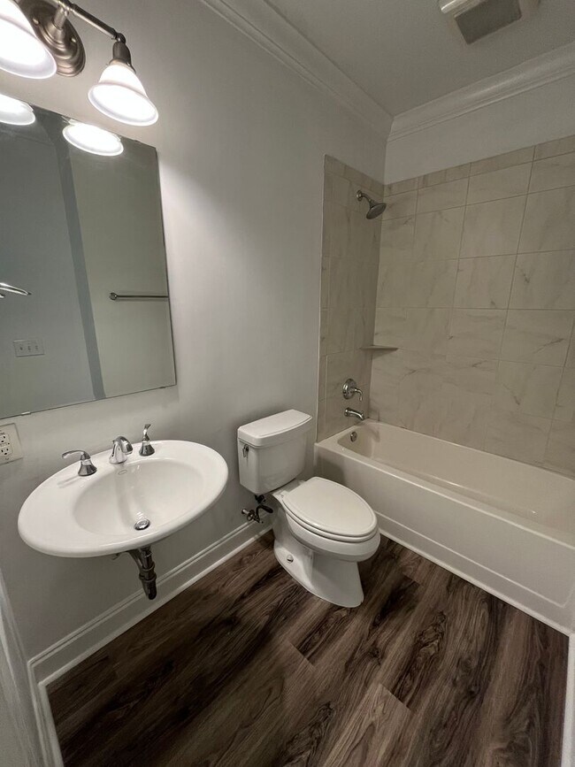Building Photo - Modern condo  in the center of shopping , restaurants and entertainment venues.
