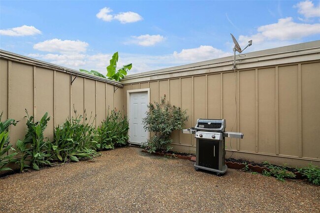 Building Photo - 2387 Crescent Park Dr