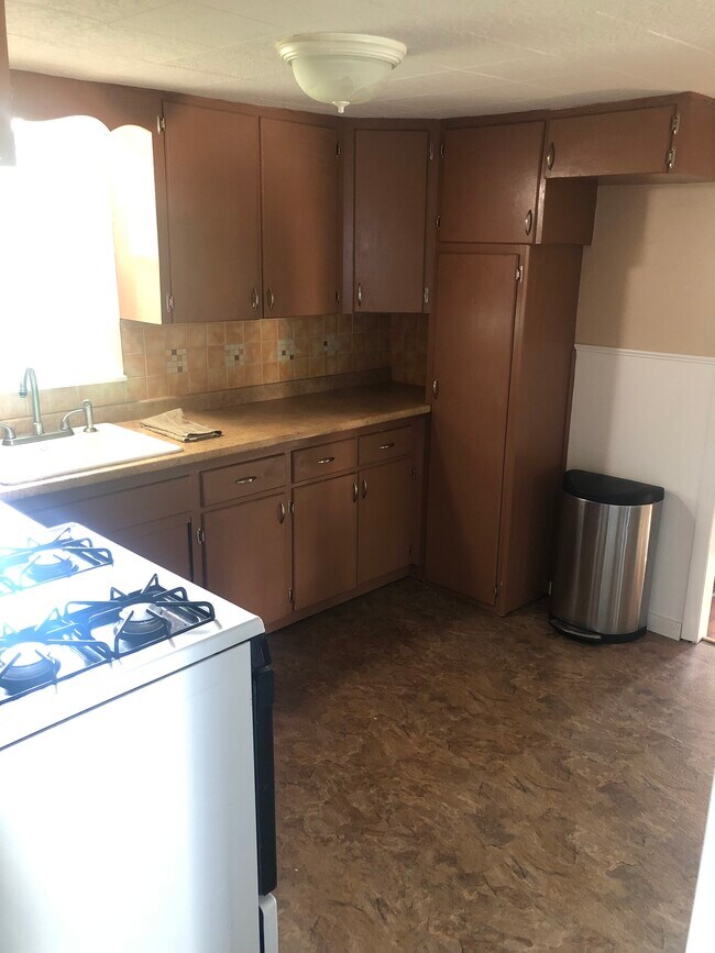 Kitchen - 852 Stillwater Ave