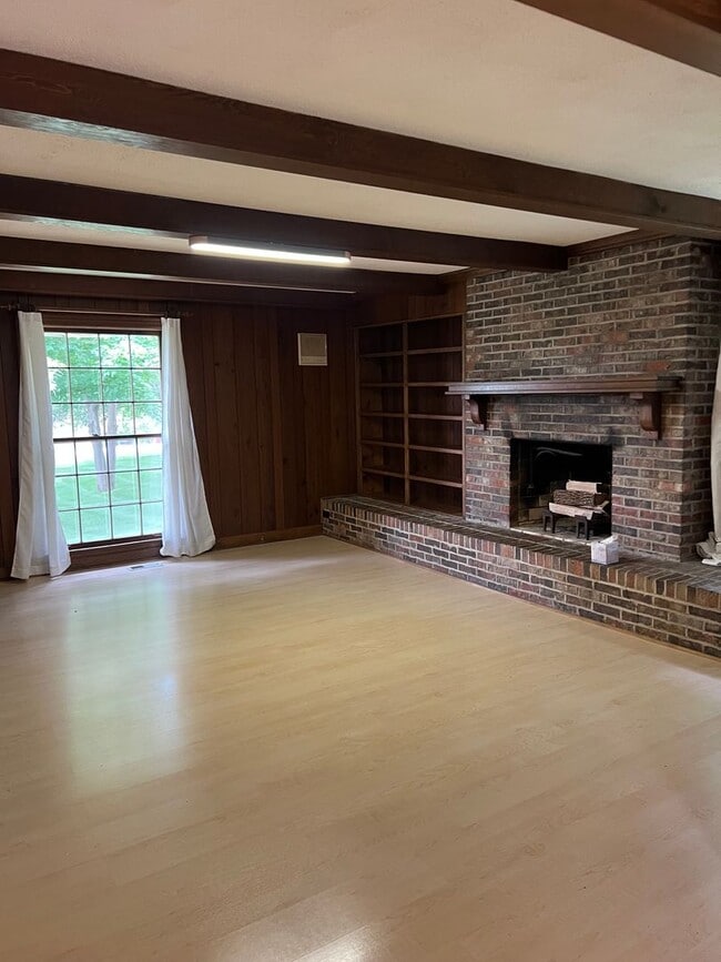 Building Photo - Single Family Home on almost an acre, 4 be...