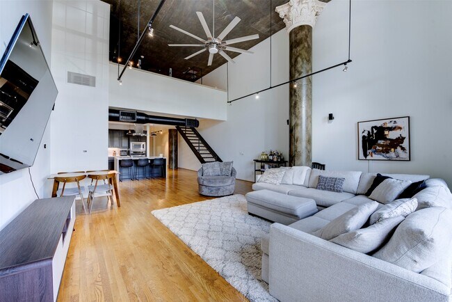 Building Photo - 1005 S Shepherd Dr
