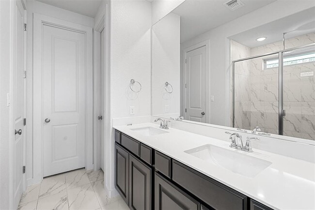 Building Photo - 121 Rangel Dr