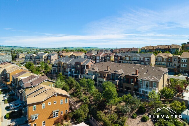 Building Photo - 611 Jade St