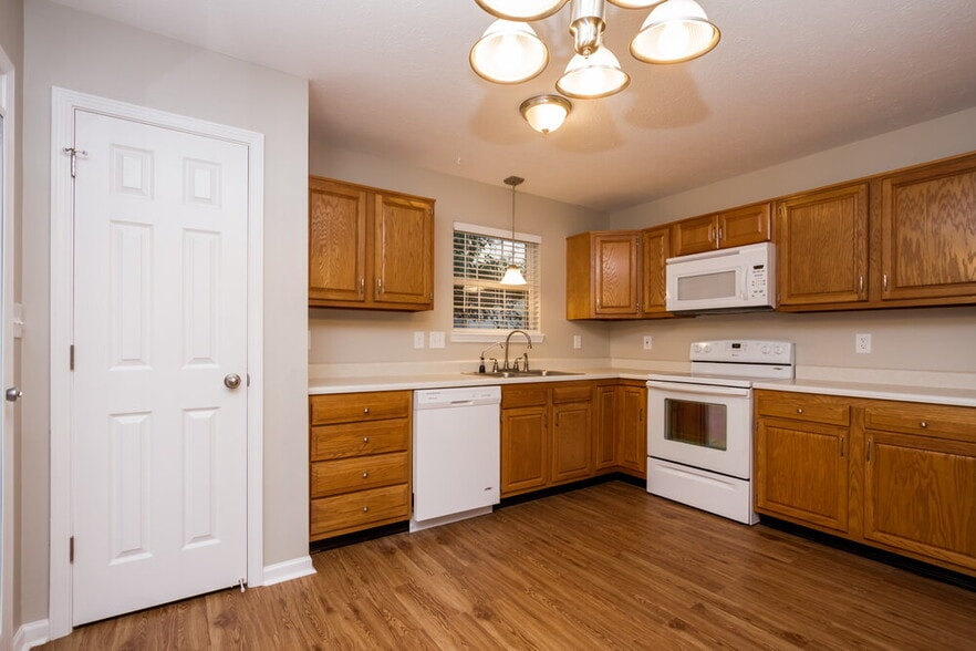 Building Photo - 12044 Pepperwood Dr