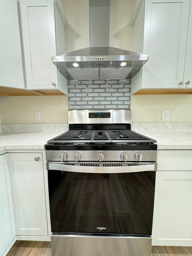 Building Photo - 1442 E Broadway St