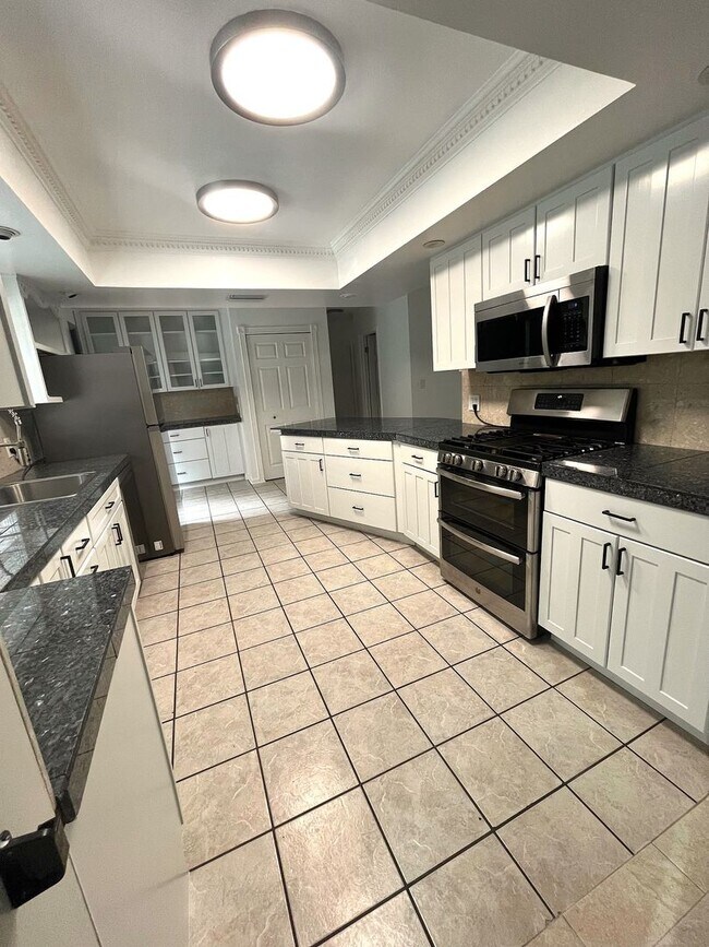 Building Photo - 3/2 POOL home in Harbor Estates Stuart--No HOA & Lots of Parking!