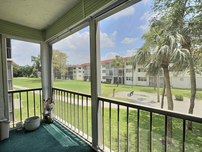 Building Photo - 400 S Hollybrook Dr