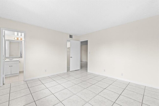 Building Photo - 253 S Cypress Rd