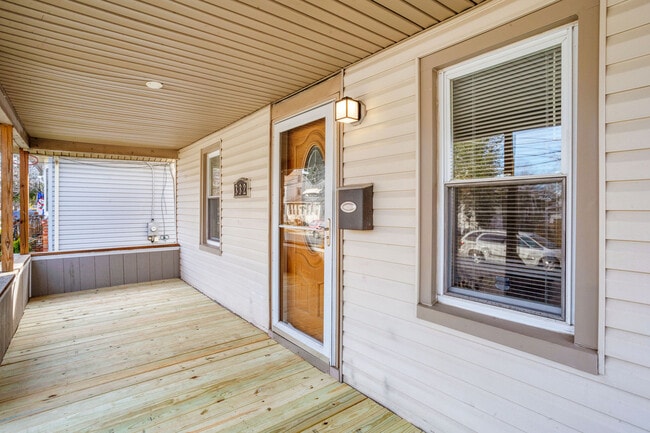 Building Photo - 332 W Olive St