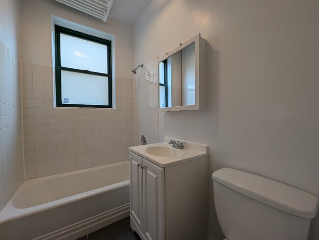 Building Photo - 2330 N Spaulding Ave