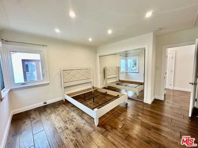 Building Photo - 128 S Swall Dr