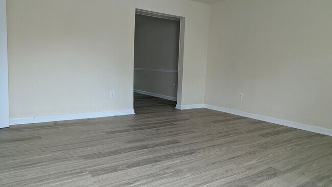 Building Photo - **Temporarily off the Market** Charming 3 Bed And 1.5 Bath Townhome In Georgetown South