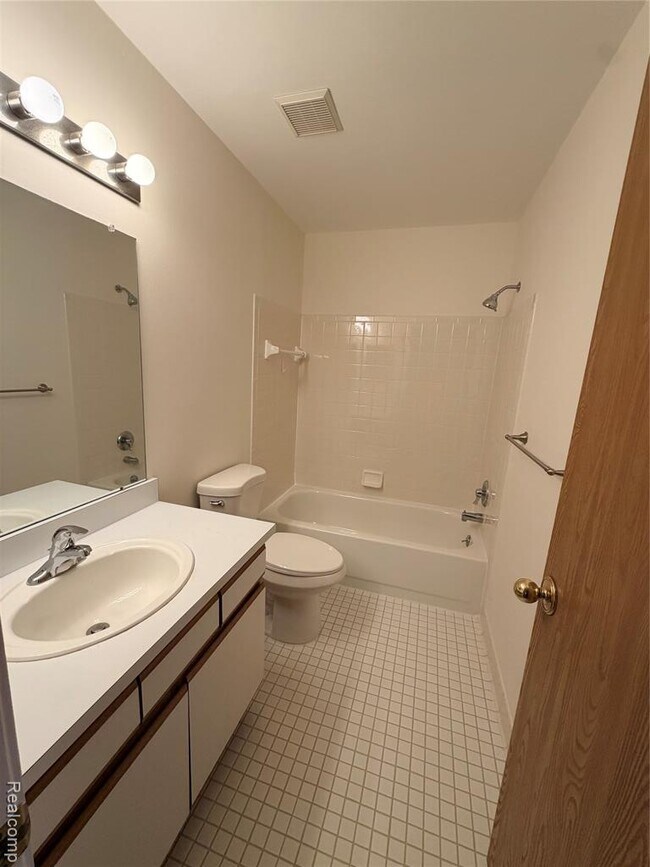 Building Photo - 42779 Lilley Pointe Dr