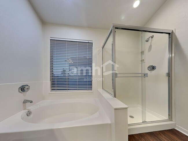 Building Photo - 518 W San Remo St