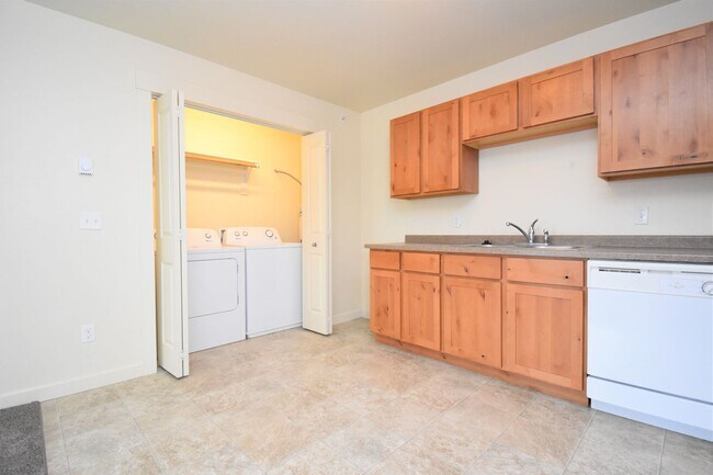 Building Photo - Centrally Located TOP Floor 2b w/ Private ...