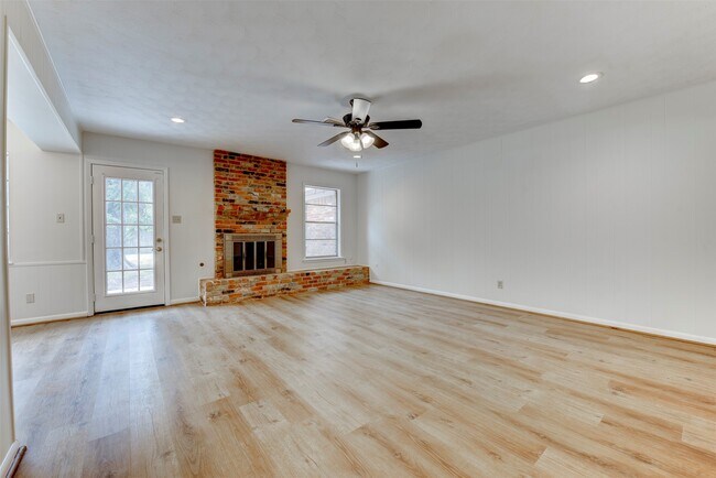 Building Photo - 3218 Crestdale Dr