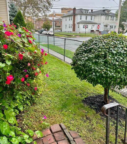 WELL MAINTAINED GROUNDS - 227 N 15th St