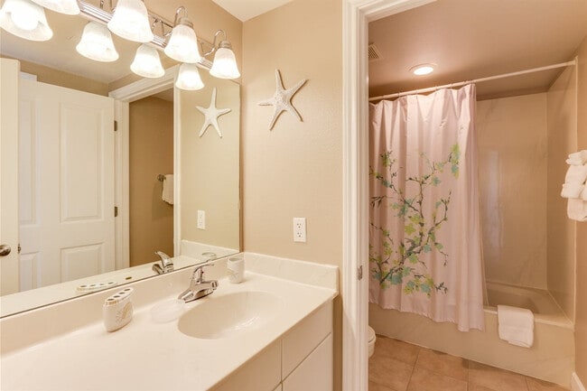 Building Photo - 9900 S Thomas Dr