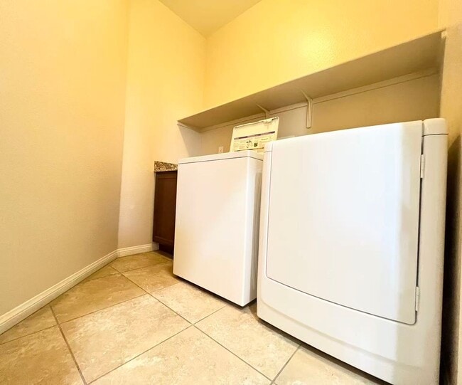 Building Photo - Wonderful one-story single-story property