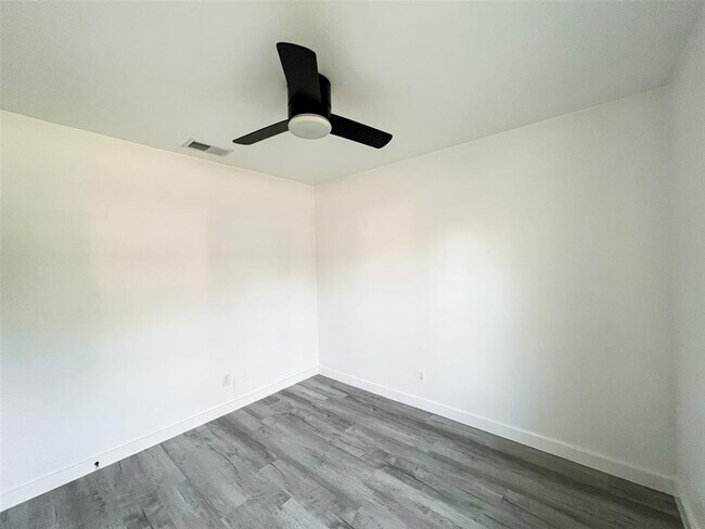 Building Photo - 6203 London Dr