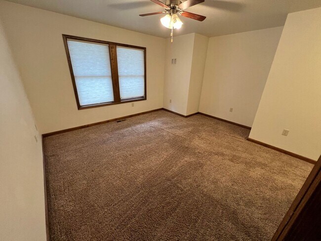 Building Photo - 409 S Broadway Ave