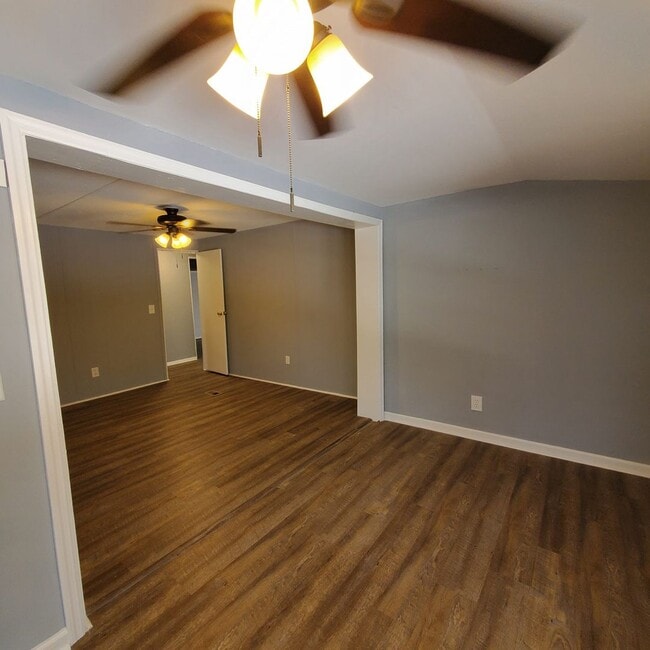 Building Photo - Southern Comfort Living: Exquisite 3BR/2BA...