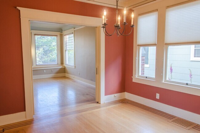 Building Photo - 4Bd/2.75Ba Seattle House